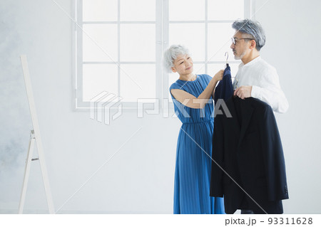 洋服を選ぶグレイヘアのカップル 93311628