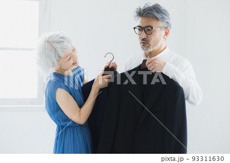 洋服を選ぶグレイヘアのカップル 93311630