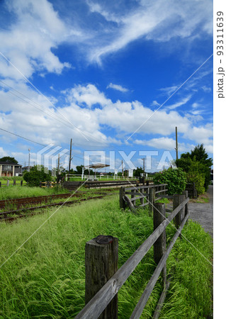 夏のローカル線の無人駅 93311639