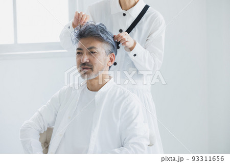 ヘアメイクするグレイヘアの男女 ヘアメイクするグレイヘアの男女 93311656