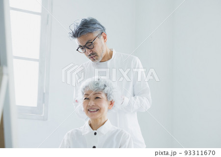 ヘアメイクするグレイヘアの男女 93311670