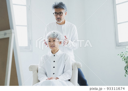 ヘアメイクするグレイヘアの男女 93311674
