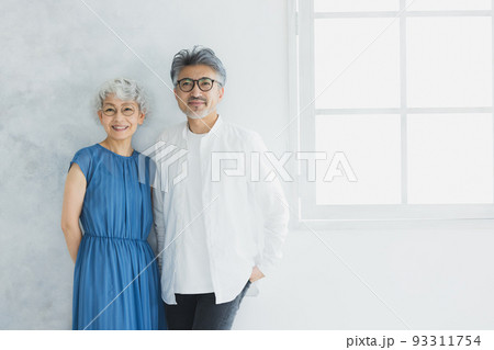 グレイヘア　眼鏡　カップル 93311754