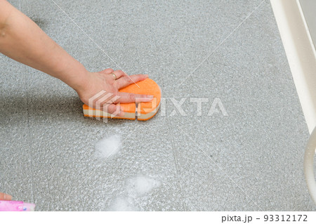 【浴室のカラリ床掃除をするミドル主婦　泡有り】 93312172