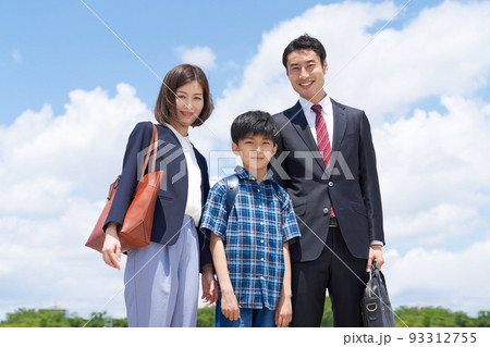 青空のもとカメラに視線を向ける3人家族 青空のもとカメラに視線を向ける3人家族 93312755