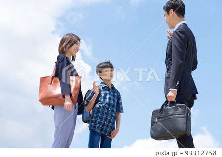 見つめ合って手を振る男子小学生と父親 93312758