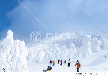 山形蔵王の樹氷とスキー場ゲレンデ 93316832