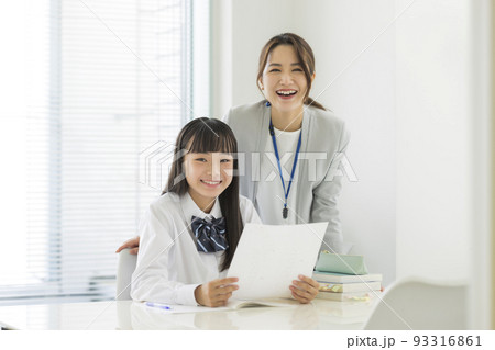 塾でテストの結果を喜ぶ女子学生 高校生 中学生 塾でテストの結果を喜ぶ女子学生 高校生 中学生 93316861