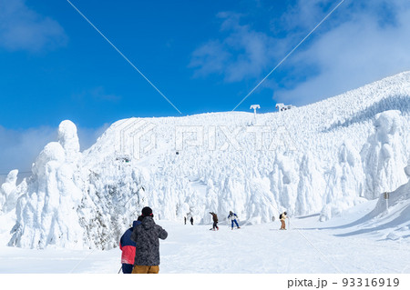 白銀世界の山形蔵王の樹氷とスキー場ゲレンデ 93316919