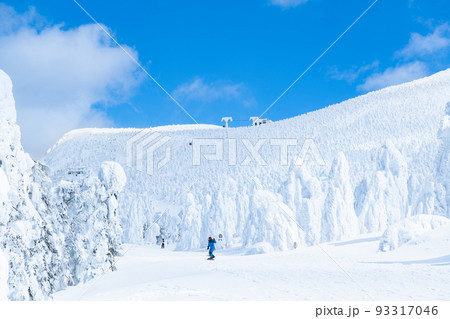 白銀世界の山形蔵王の樹氷とスキー場ゲレンデ 93317046