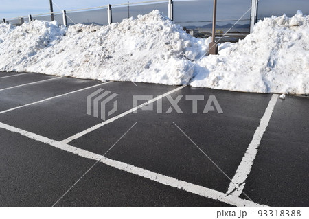 除雪した雪国の駐車場 93318388