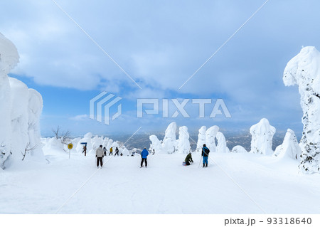 白銀世界の山形蔵王の樹氷とスキー場ゲレンデ 93318640