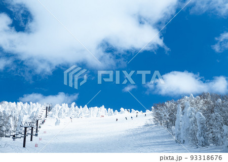 白銀世界の山形蔵王の樹氷とスキー場ゲレンデ 93318676