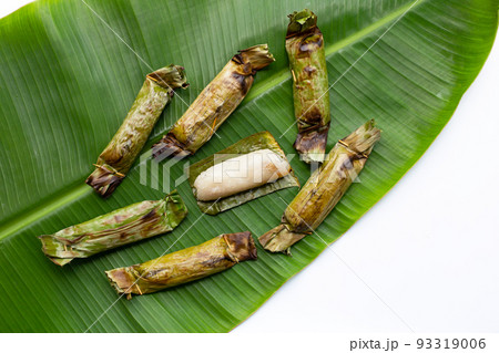 Grilled sticky rice in banana leaves with banana filling Grilled sticky rice in banana leaves with banana filling 93319006