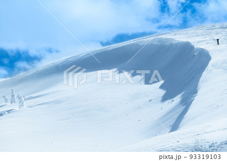 山形蔵王白銀世界の地蔵岳と樹氷 山形蔵王白銀世界の地蔵岳と樹氷 93319103