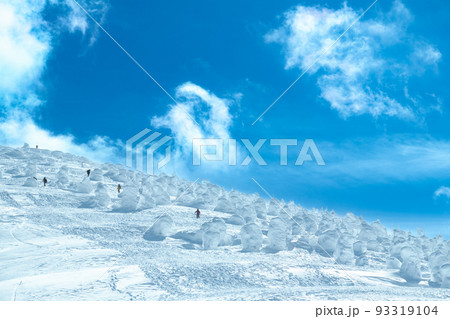 山形蔵王白銀世界の地蔵岳と樹氷 93319104