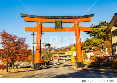 国内屈指の観光地　奥日光の秋　二荒山神社中宮祠　大鳥居 93319395