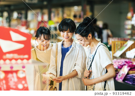 旅先でお土産を買う女性 93319462