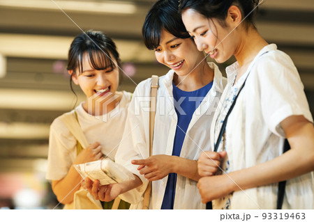 旅先でお土産を買う女性 93319463