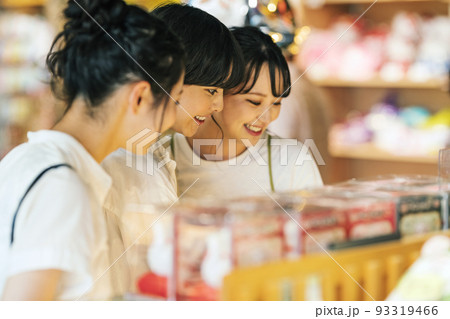 旅先でお土産を買う女性 93319466