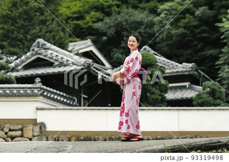 温泉旅行にきた女性のポートレート 93319498