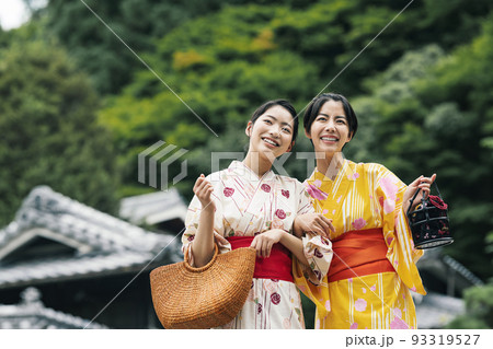 友達と温泉旅行に訪れる浴衣姿の女性 93319527