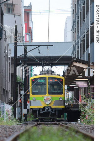 団地の中にある駅「幸谷駅」を発車する流山鉄道5000形電車_2022/7/16撮影 93319560