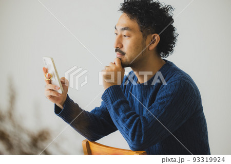 スマホ 髭の男性 スマホ 髭の男性 93319924