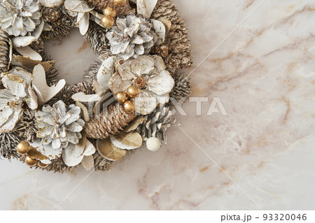 大理石を背景にしたクリスマスリース 93320046