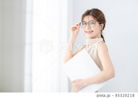 若い女性、メガネ、ノースリーブ、ロングヘア 93320218