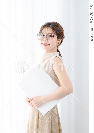 若い女性、メガネ、ノースリーブ、ロングヘア 若い女性、メガネ、ノースリーブ、ロングヘア 93320219