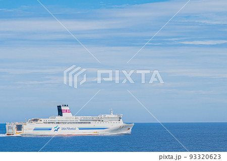 日本海の海と空とフェリー 93320623