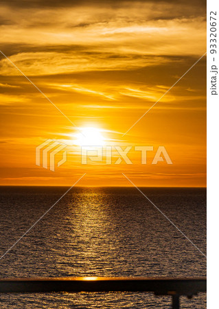 日本海の夕暮れの海と空 日本海の夕暮れの海と空 93320672