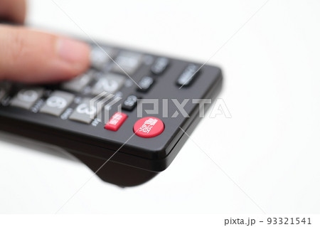 テレビのリモコンを操作する男性の指 テレビのリモコンを操作する男性の指 93321541
