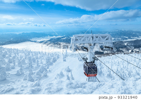 山形蔵王の白銀世界の樹氷とゴンドラ 山形蔵王の白銀世界の樹氷とゴンドラ 93321940