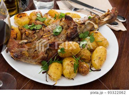 Lamb shoulder baked with new potatoes 93322062
