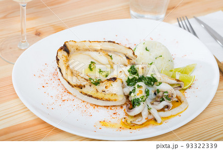 Baked in oven cuttlefish, rice, lemon 93322339