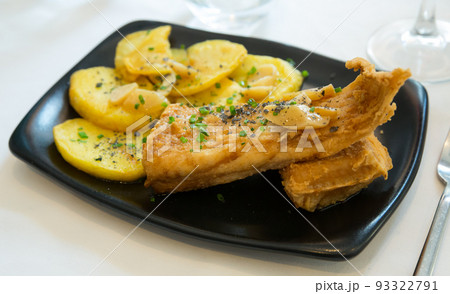 Fried skate wings a la Santurce 93322791