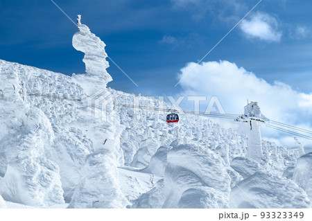山形蔵王の白銀世界の樹氷とゴンドラ 93323349