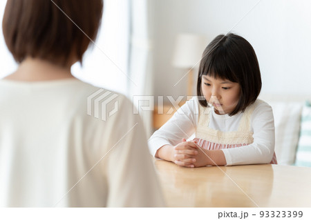 女の子を叱るお母さん 93323399