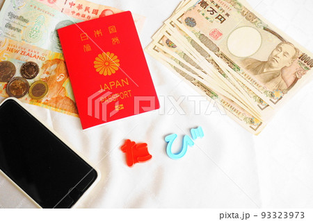 パスポートと日本円、スマートフォン、各国通貨 パスポートと日本円、スマートフォン、各国通貨 93323973