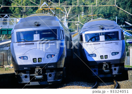 すれ違う787系特急「つばめ」（JR九州） 93324051