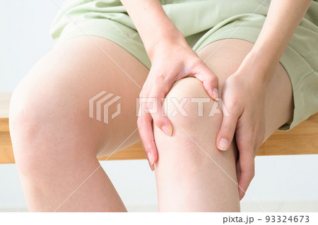 足を触る エステや脱毛セルフケアに 足を触る エステや脱毛セルフケアに 93324673