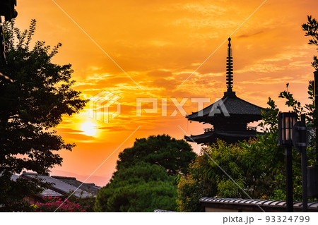夏の京都　夕暮れの八坂の塔 93324799