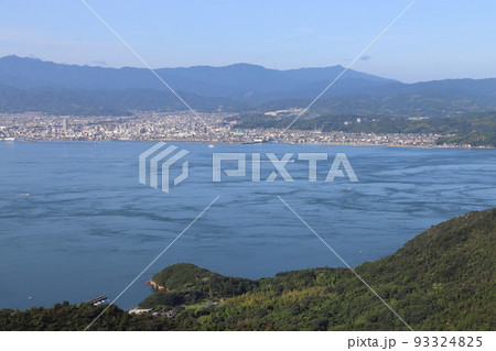 亀老山より望む今治市街（愛媛県今治市吉海町） 93324825