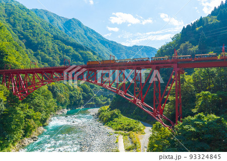 富山県宇奈月温泉　黒部峡谷鉄道　黒部川にかかる新山彦橋 93324845