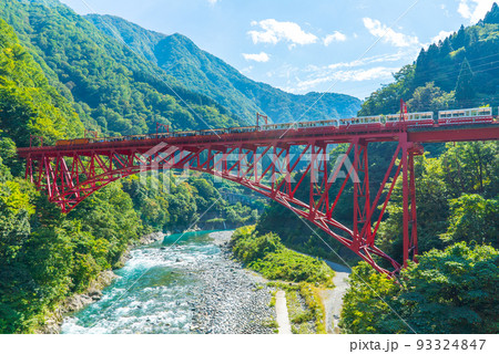 富山県宇奈月温泉　黒部峡谷鉄道　黒部川にかかる新山彦橋 93324847