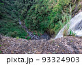 本滝の上部から下方を覗いた角度 93324903