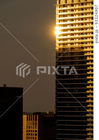大都会横浜の湾岸にそびえ立つタワーマンションに朝日が射し込む|神奈川県横浜市 大都会横浜の湾岸にそびえ立つタワーマンションに朝日が射し込む|神奈川県横浜市 93324907