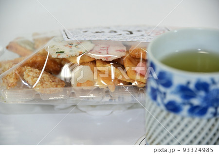 おかきパックとお茶入り長湯呑 93324985